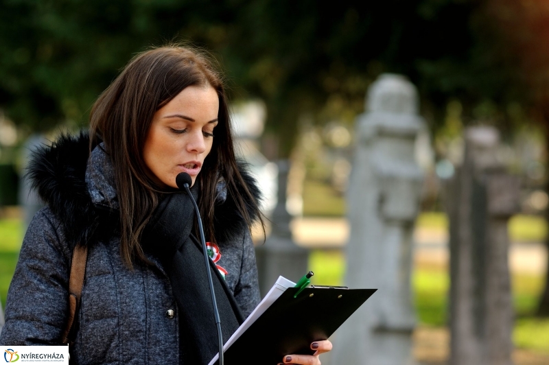 Virágok a hősök sírján