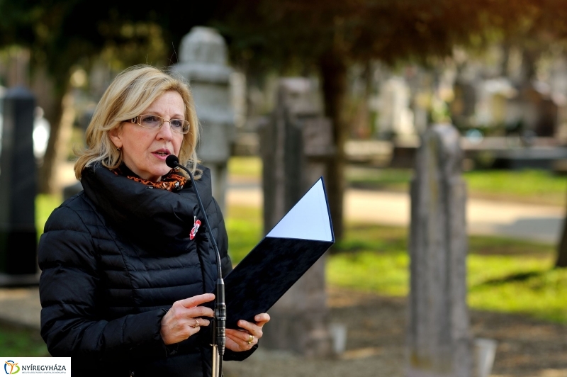 Virágok a hősök sírján