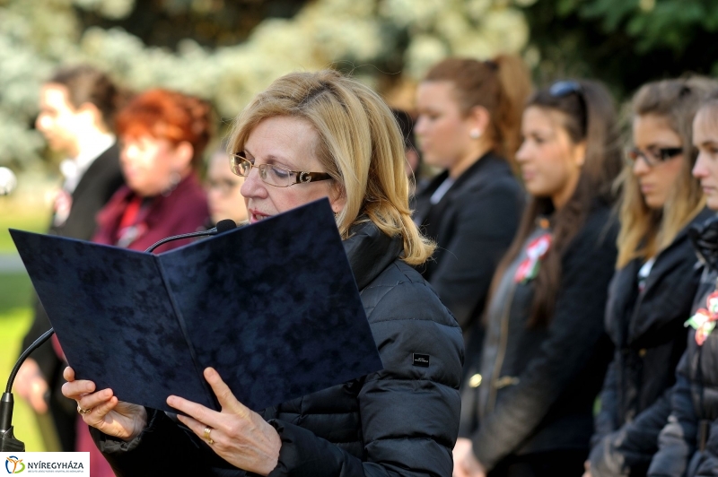 Virágok a hősök sírján