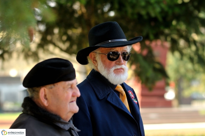 Virágok a hősök sírján