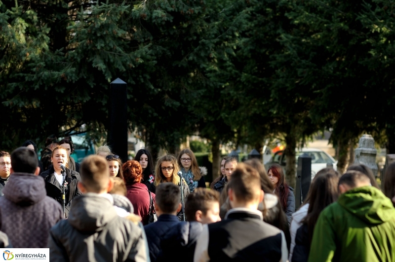 Virágok a hősök sírján