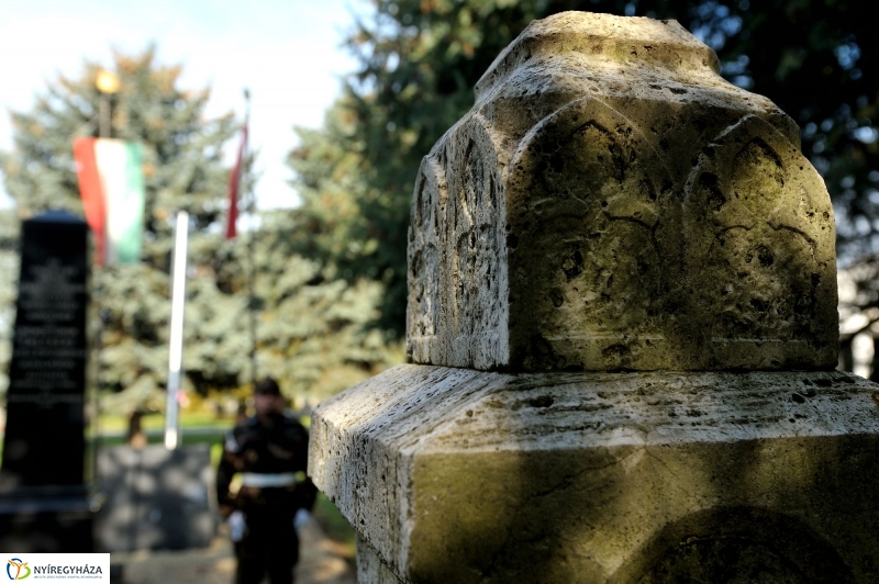 Virágok a hősök sírján