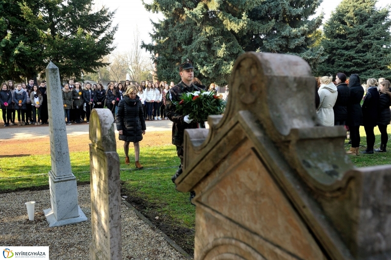 Virágok a hősök sírján