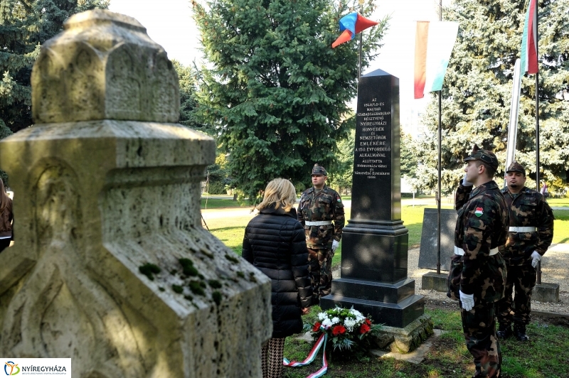 Virágok a hősök sírján