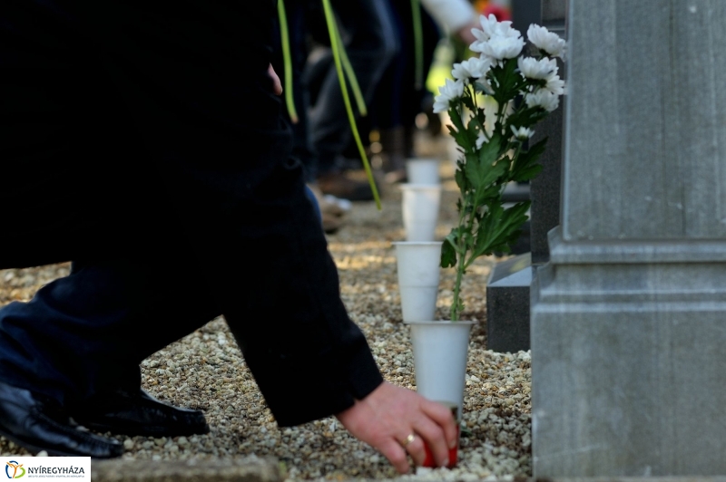 Virágok a hősök sírján