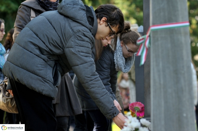 Virágok a hősök sírján