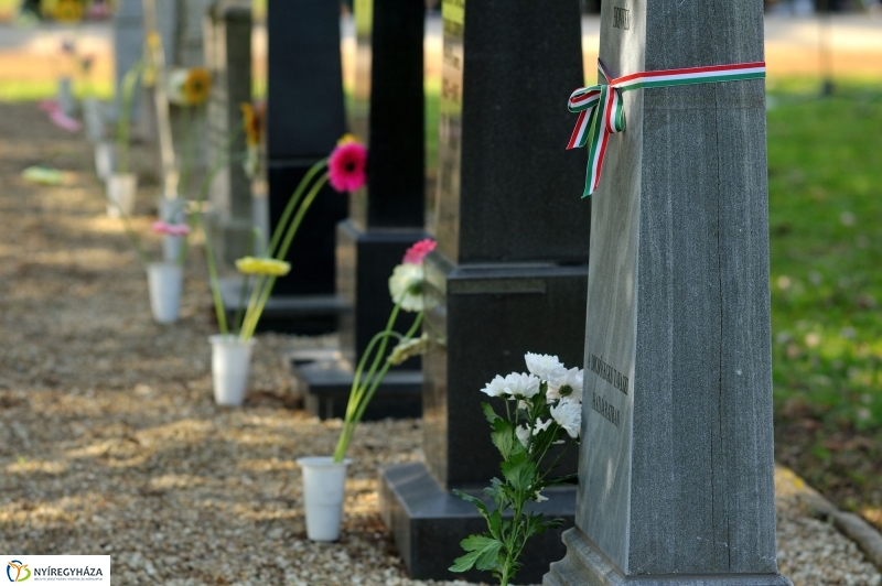 Virágok a hősök sírján