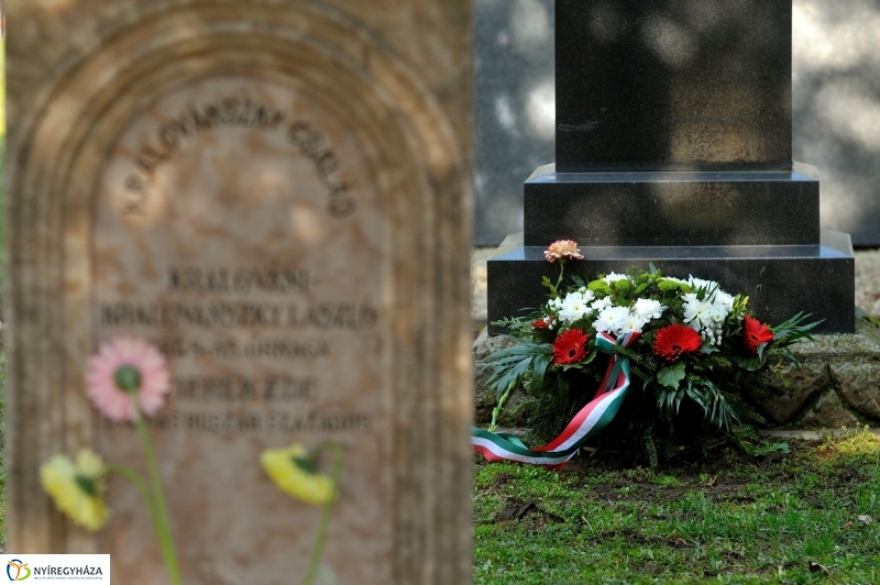 Virágok a hősök sírján