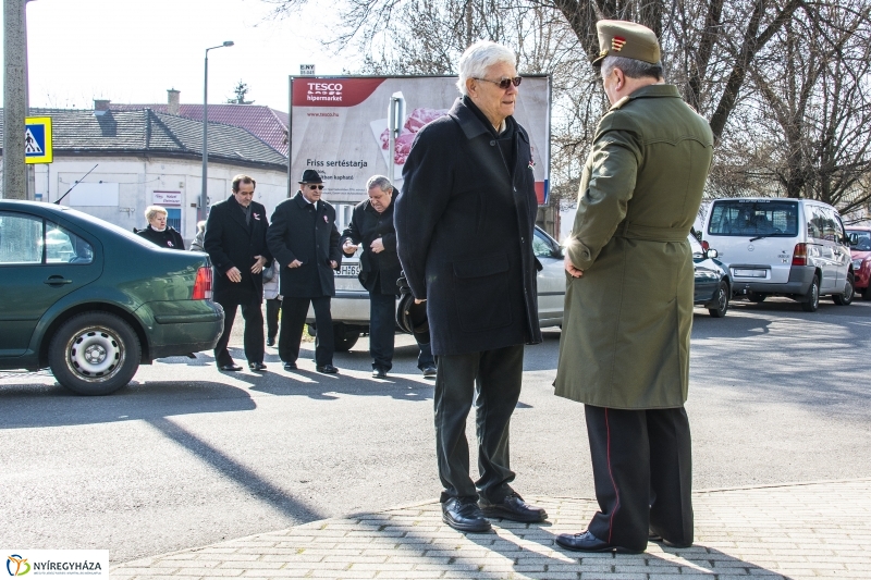 Koszorúzások városszerte