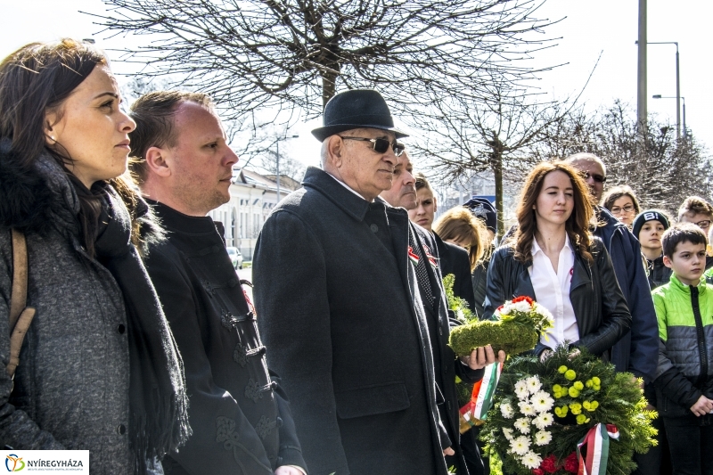 Koszorúzások városszerte