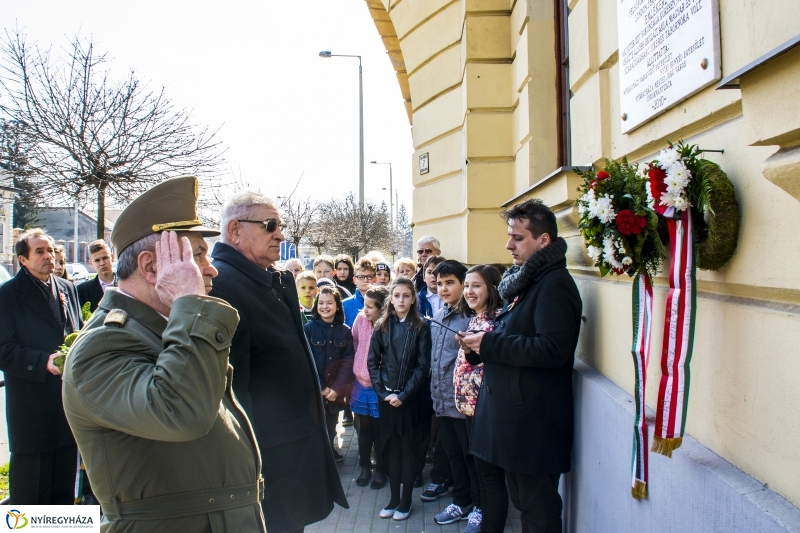 Koszorúzások városszerte
