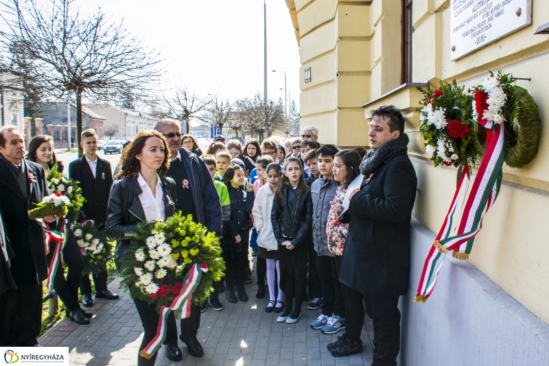 Koszorúzások városszerte