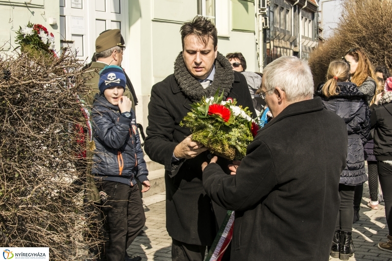 Koszorúzások városszerte