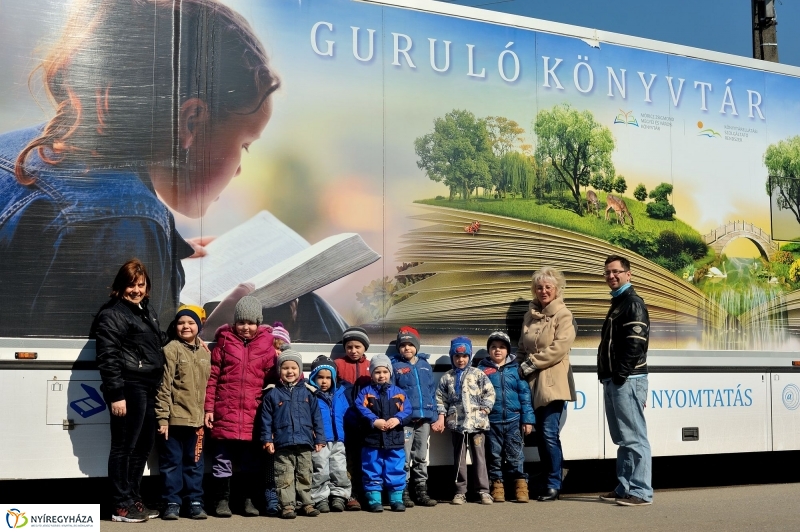 Guruló Könyvtár Mandabokorban