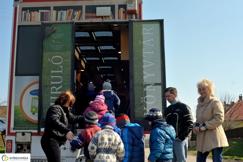 Guruló Könyvtár Mandabokorban