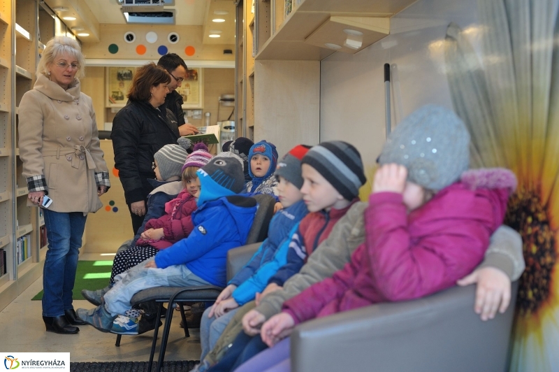 Guruló Könyvtár Mandabokorban