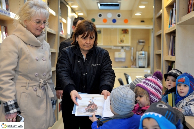 Guruló Könyvtár Mandabokorban