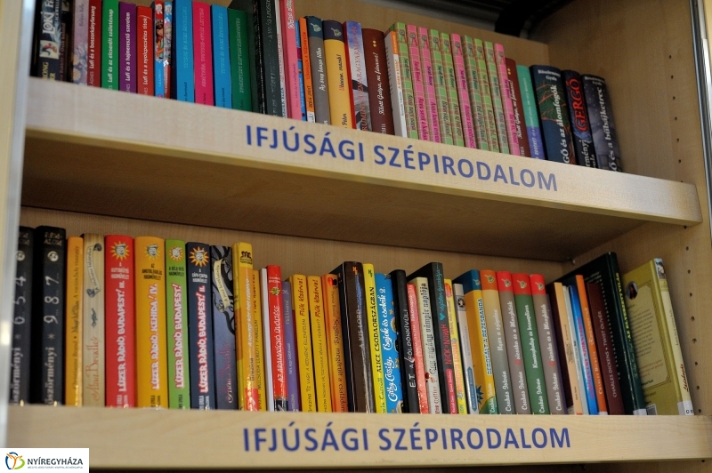 Guruló Könyvtár Mandabokorban