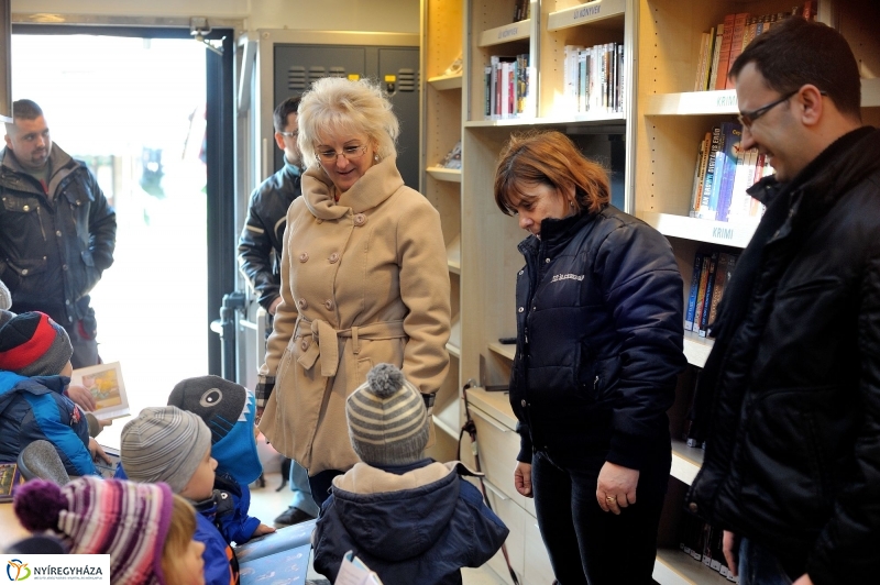 Guruló Könyvtár Mandabokorban