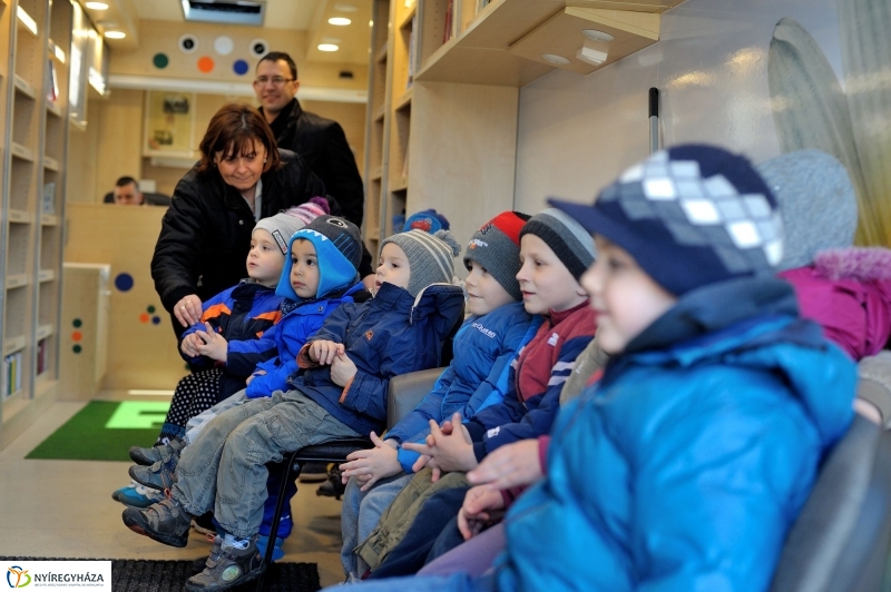 Guruló Könyvtár Mandabokorban