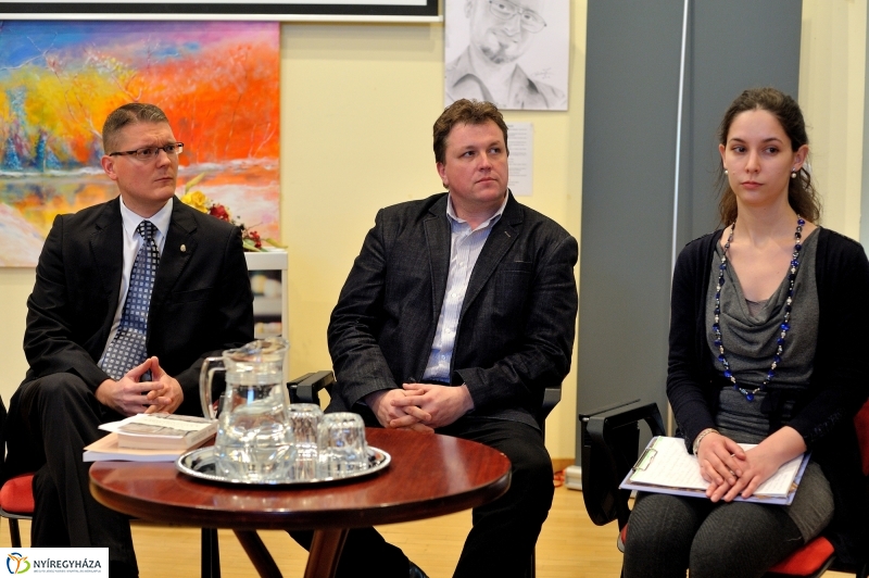 Kötetek bemutatója a megyei könyvtárban