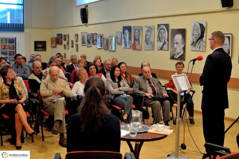 Kötetek bemutatója a megyei könyvtárban