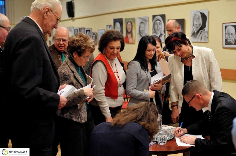 Kötetek bemutatója a megyei könyvtárban
