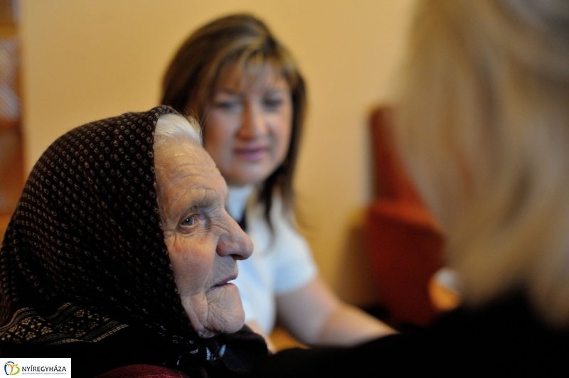 Szépkorú köszöntése - Koós Györgyné