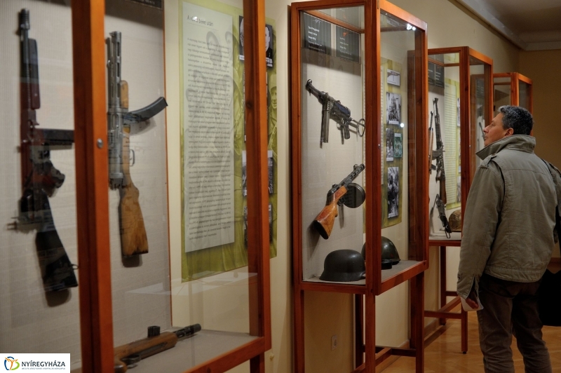 Fegyverkiállítás a múzeumban