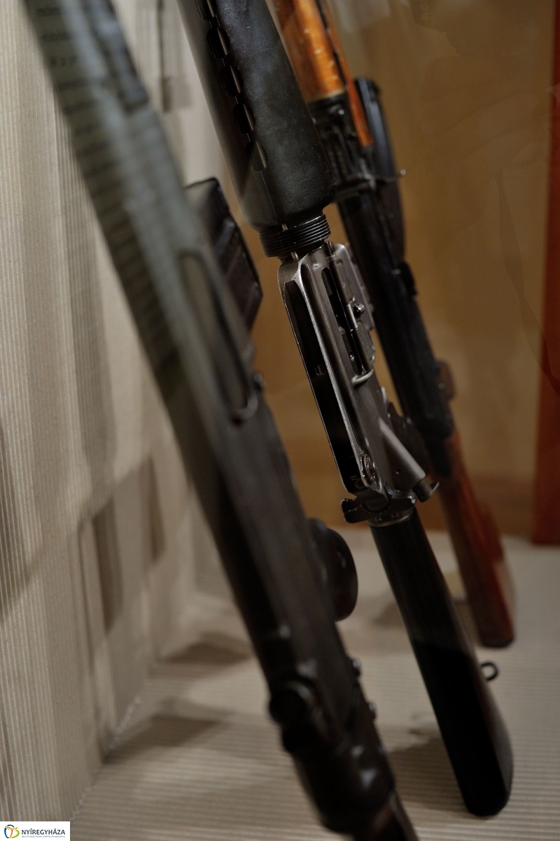 Fegyverkiállítás a múzeumban