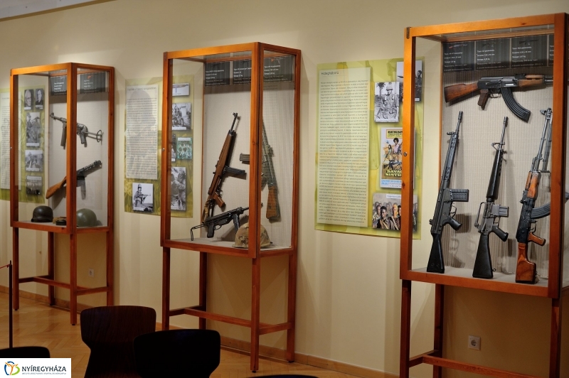 Fegyverkiállítás a múzeumban
