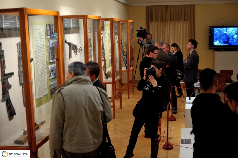 Fegyverkiállítás a múzeumban