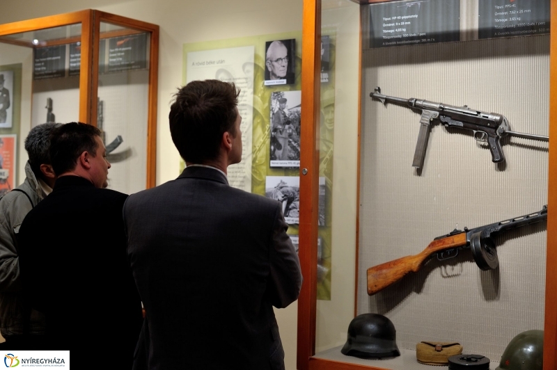 Fegyverkiállítás a múzeumban