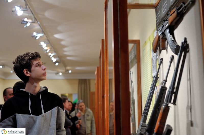 Fegyverkiállítás a múzeumban