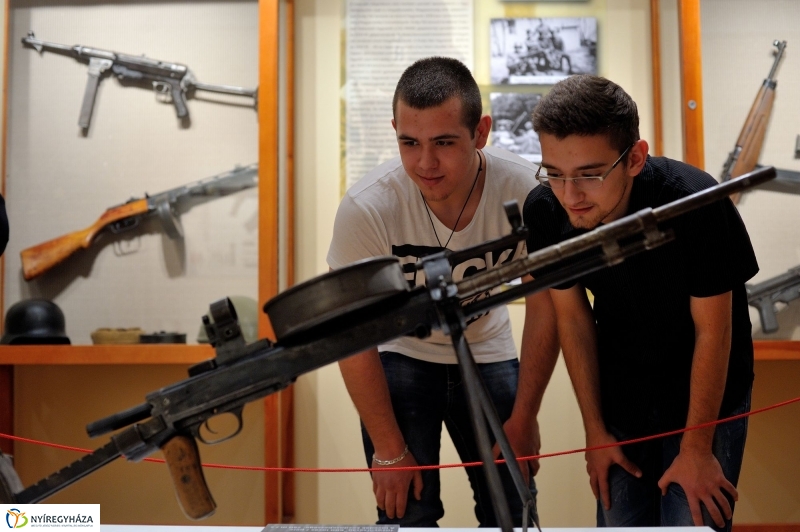 Fegyverkiállítás a múzeumban