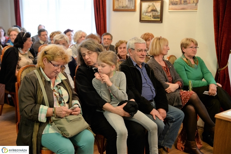 Portréfilmek, zene, a Tünet Együttes fellépése a Bencs Villában