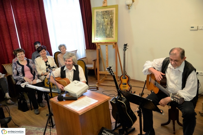 Portréfilmek, zene, a Tünet Együttes fellépése a Bencs Villában