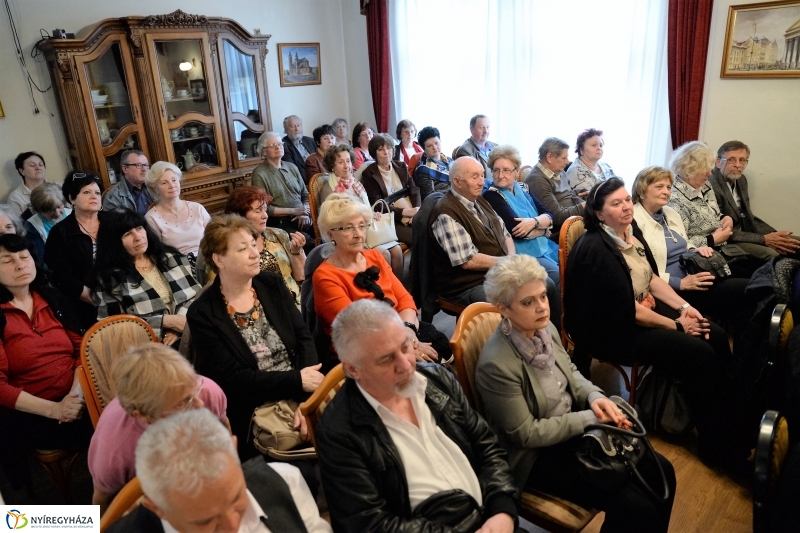 Portréfilmek, zene, a Tünet Együttes fellépése a Bencs Villában