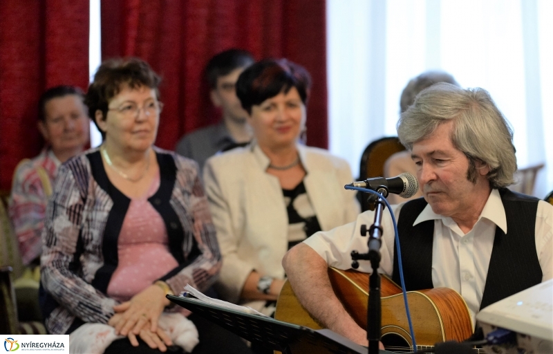 Portréfilmek, zene, a Tünet Együttes fellépése a Bencs Villában