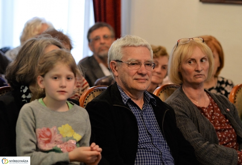 Portréfilmek, zene, a Tünet Együttes fellépése a Bencs Villában