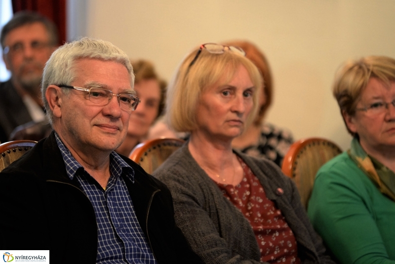 Portréfilmek, zene, a Tünet Együttes fellépése a Bencs Villában