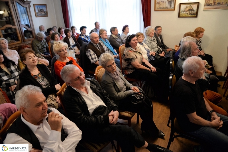 Portréfilmek, zene, a Tünet Együttes fellépése a Bencs Villában