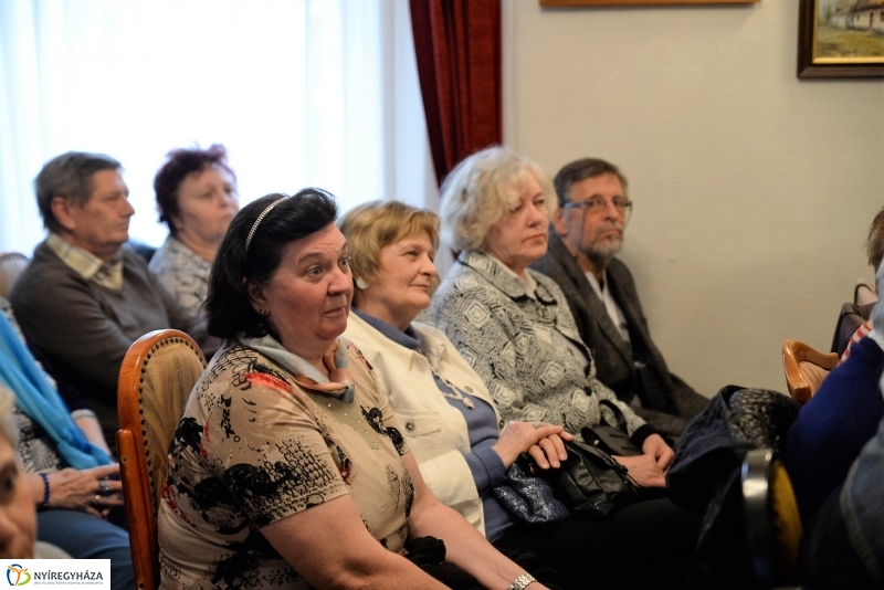 Portréfilmek, zene, a Tünet Együttes fellépése a Bencs Villában