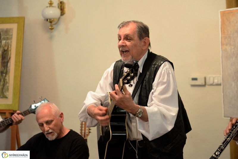 Portréfilmek, zene, a Tünet Együttes fellépése a Bencs Villában