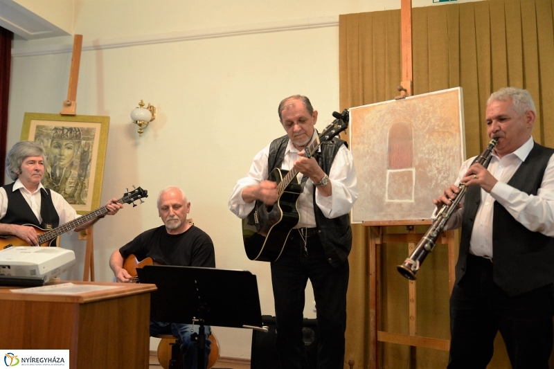 Portréfilmek, zene, a Tünet Együttes fellépése a Bencs Villában