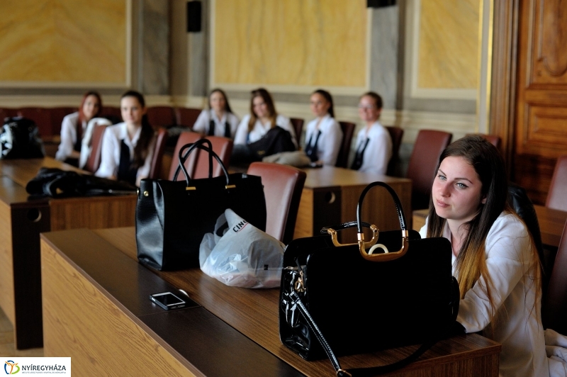 Ballagók Kapcsos Könyve a Városházán