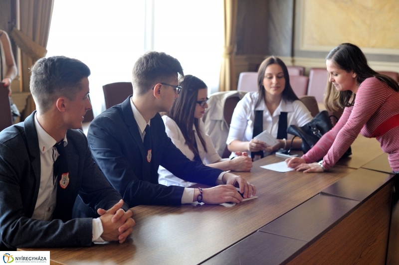 Ballagók Kapcsos Könyve a Városházán