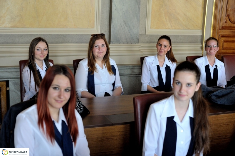 Ballagók Kapcsos Könyve a Városházán