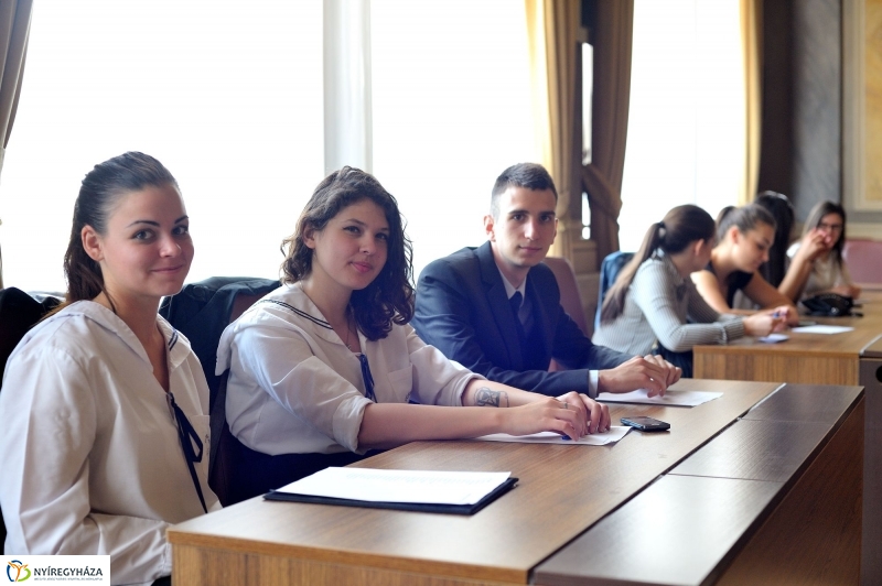 Ballagók Kapcsos Könyve a Városházán