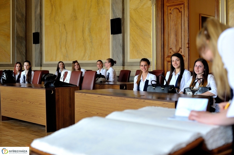 Ballagók Kapcsos Könyve a Városházán